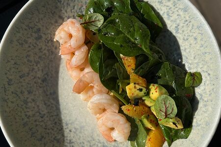 Шпинат с креветками и дрессингом васаби