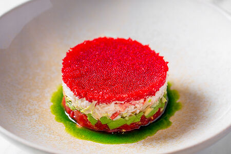 Сахалин с крабом, тобико и соусом руй