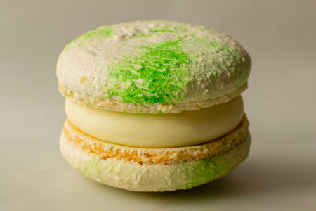 Макарон Лайм-малина
