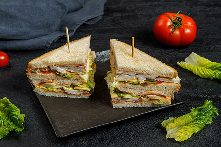 Клаб-сэндвич с курицей и беконом