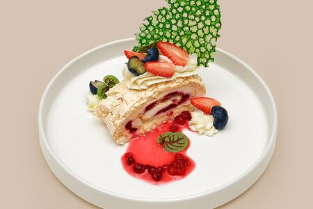 Меренговый рулет со свежими ягодами