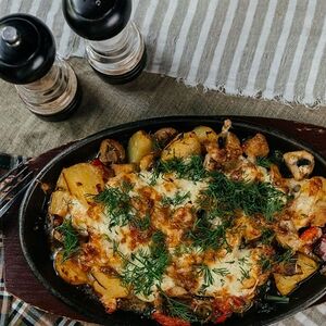 Сковородка с цыпленком и картофелем