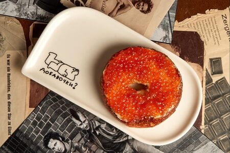 Половинка бейгла с маслом и красной икрой 