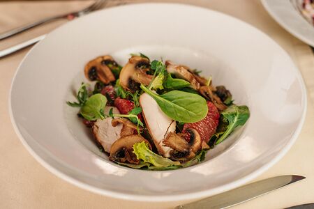 Салат с пряным куриным филе и грейпфрутом