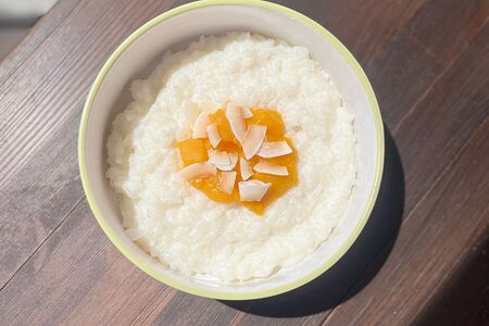 Рисовая каша с манго и кокосовыми чипсами 