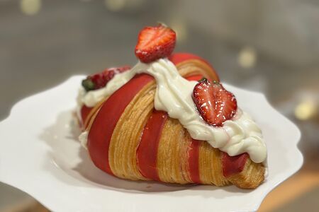 Круассан клубника со сливками