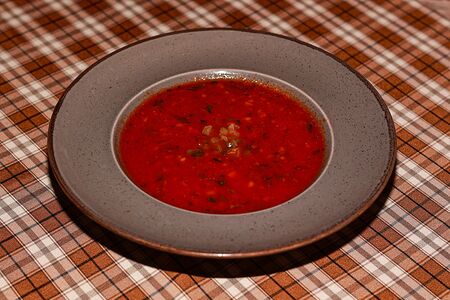 Томатный суп с говяжьими щечками 