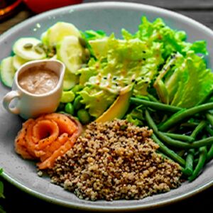 Слабосолёный лосось с киноа, авокадо и трюфельным соусом