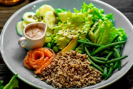 Слабосолёный лосось с киноа, авокадо и трюфельным соусом