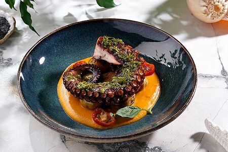 Осьминог с картофелем из печи