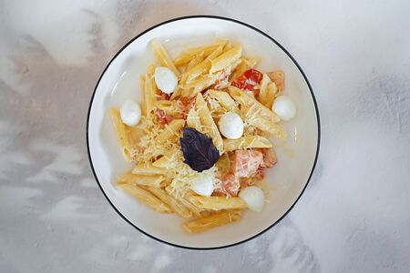 Пенне с лососем и моцареллой