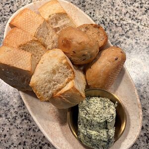 Хлебная корзина с зеленым маслом    