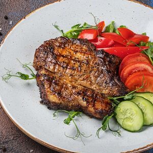 Стейк из свиной шеи со свежими овощами