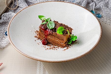 Шоколадный пирог с вишневым соусом