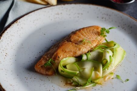 Филе лосося с пряным бланшированным цукини