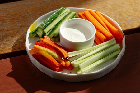 Овощные палочки со сметанным соусом