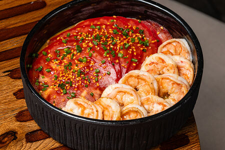 Креветки, томаты, соус вега дрессинг