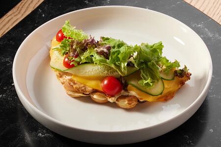 Вафля с курицей и сыром