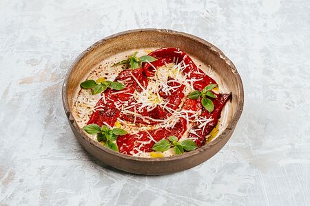 Печеный перец в соусе тоннато с пармезаном