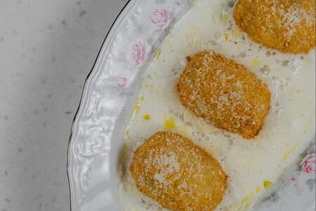 Картофельные крокеты с томленой говядиной и муссом из сыра пармезан 