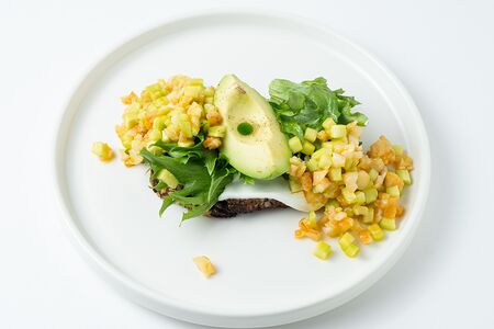 Авокадо-тост с релишем из огурца и креветки