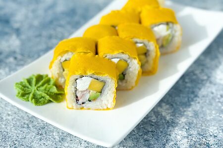 Ролл с креветкой, манго, авокадо, сливочным сыром в соевом листе