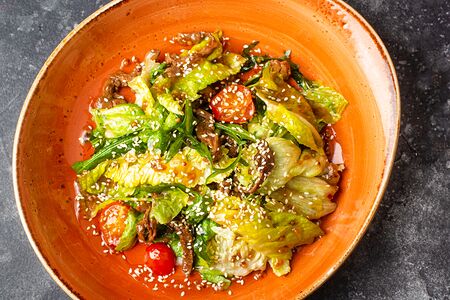 Теплый салат с говядиной