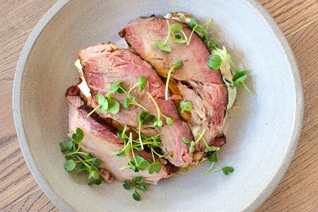 Салат со свиной шеей BBQ