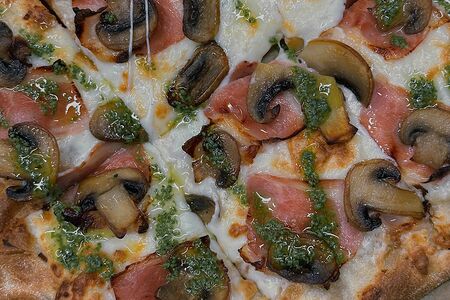 Римская пицца с беконом и грибами 