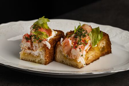 Брускетта с крабом 