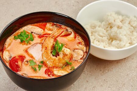 Том Ям с тигровыми креветками и курицей