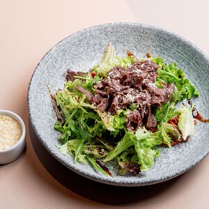 Теплый салат с телятиной