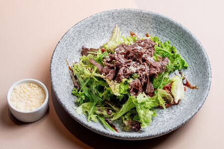 Теплый салат с телятиной