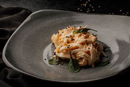 Кальмар с соусом из морепродуктов