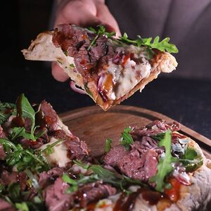 Пицца с говядиной и цукини