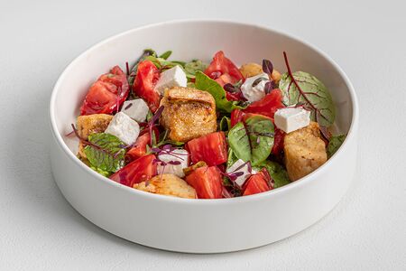 Салат с бакинскими томатами, хрустящими баклажанами и брынзой