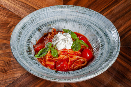 Паста с томатами и с сыром страчателла