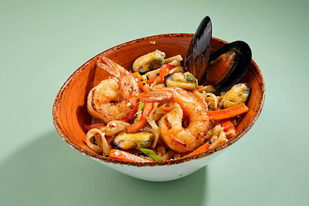 Удон с морепродуктами в фирменном соусе