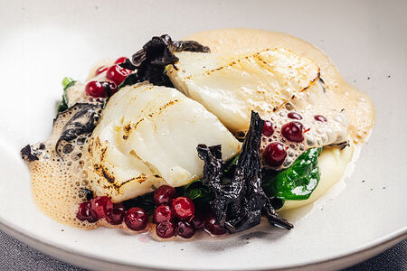 Палтус с корнеплодами и шпинатом