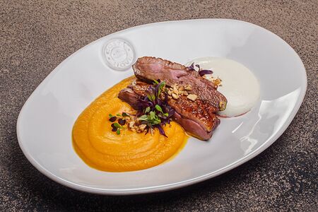 Утиная грудка с грушевым чатни и вишневым соусом