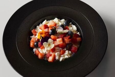 Творог с заварным кремом и ягодами