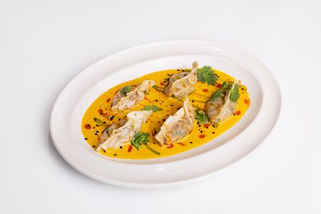 Гедза с уткой конфи и соусом манго-кориандр