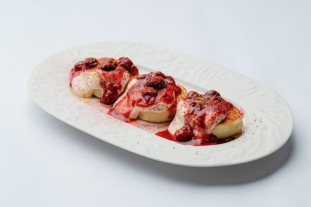 Сырники с топленой сметаной и ягодами