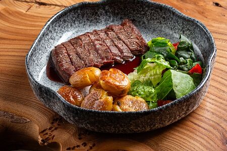 Фланк с перечным соусом, картофелем и овощным салатом 