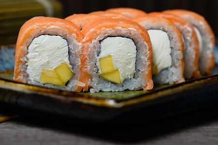 Филадельфия с манго и сыром