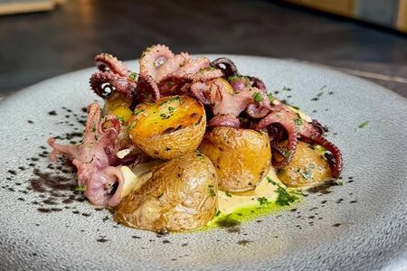 Мини-осьминоги с молодым картофелем и трюфельным соусом 