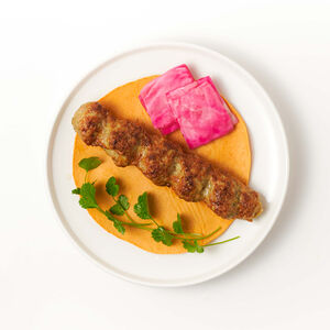 Кебаб из цыплёнка на пшеничной лепёшке с маринованной капустой