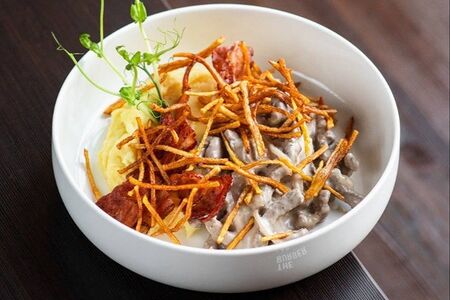 Телятина в сливочным соусе с картофельным пюре