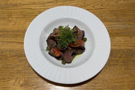 Ростбиф из вырезки мраморного бычка с маринованными томатами и каперсами