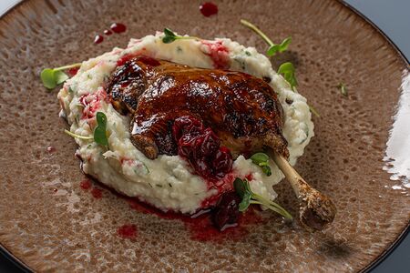 Утиная ножка с картофельным пюре и вишневым соусом